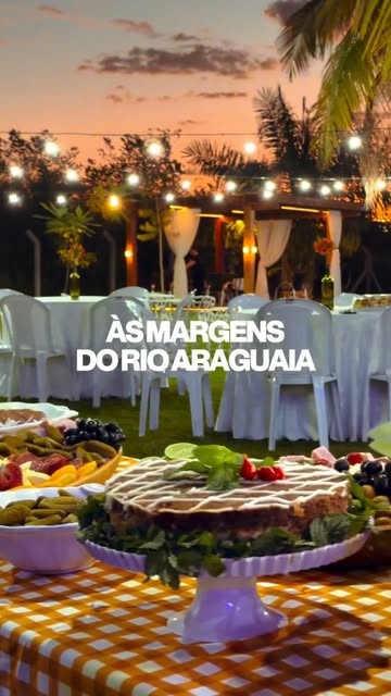 Jantar ao ar livre no pôr do sol na beira do rio