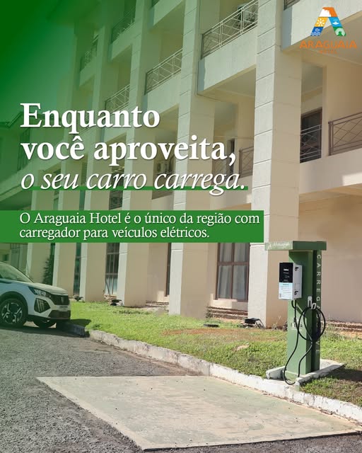 Prédio do hotel com carregador de carro elétrico